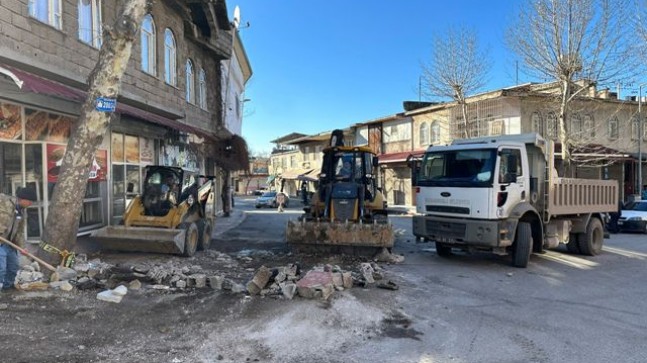 Molozlar ara sokaklardan kalkıyor