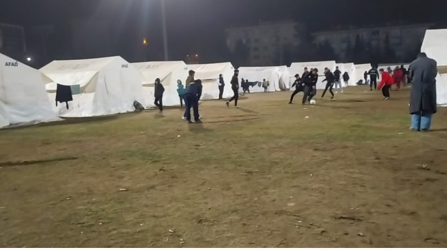 Deprem Çadırında Futbol Resitali