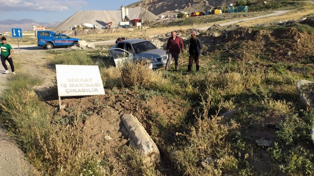 Kahramanmaraş’ta otomobil tarlaya uçtu: 2 yaralı