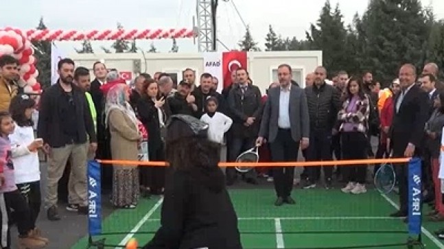 Kahramanmaraş’ta çocuklarla tenis maçı yaptı