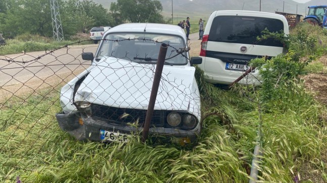 Hafif ticari araç ile otomobil çarpıştı: 4 yaralı