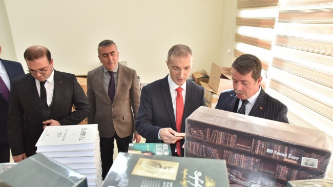 6000 adet kitap bağışında bulundu