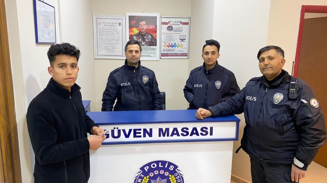 Afşin’de ATM’de unutulan parayı polis ekipleri sahibine teslim etti