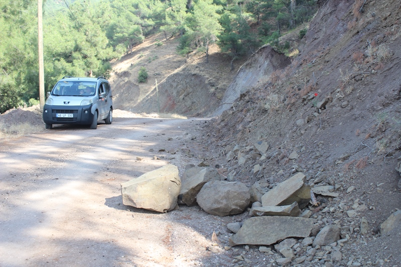 Yola düşen taşlar tehlike saçıyor