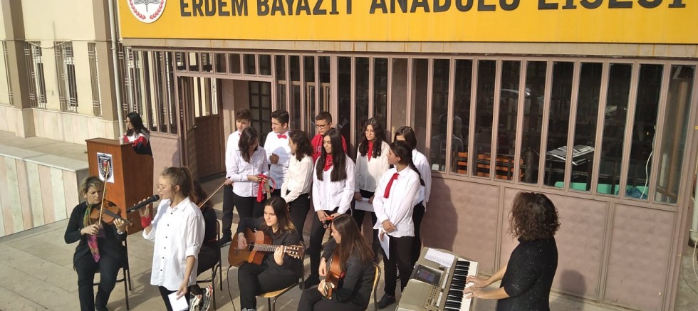 ERDEM BAYAZIT ANADOLU LİSESİ ÖĞRENCİLERİNDEN ÇİFTE BAŞARI