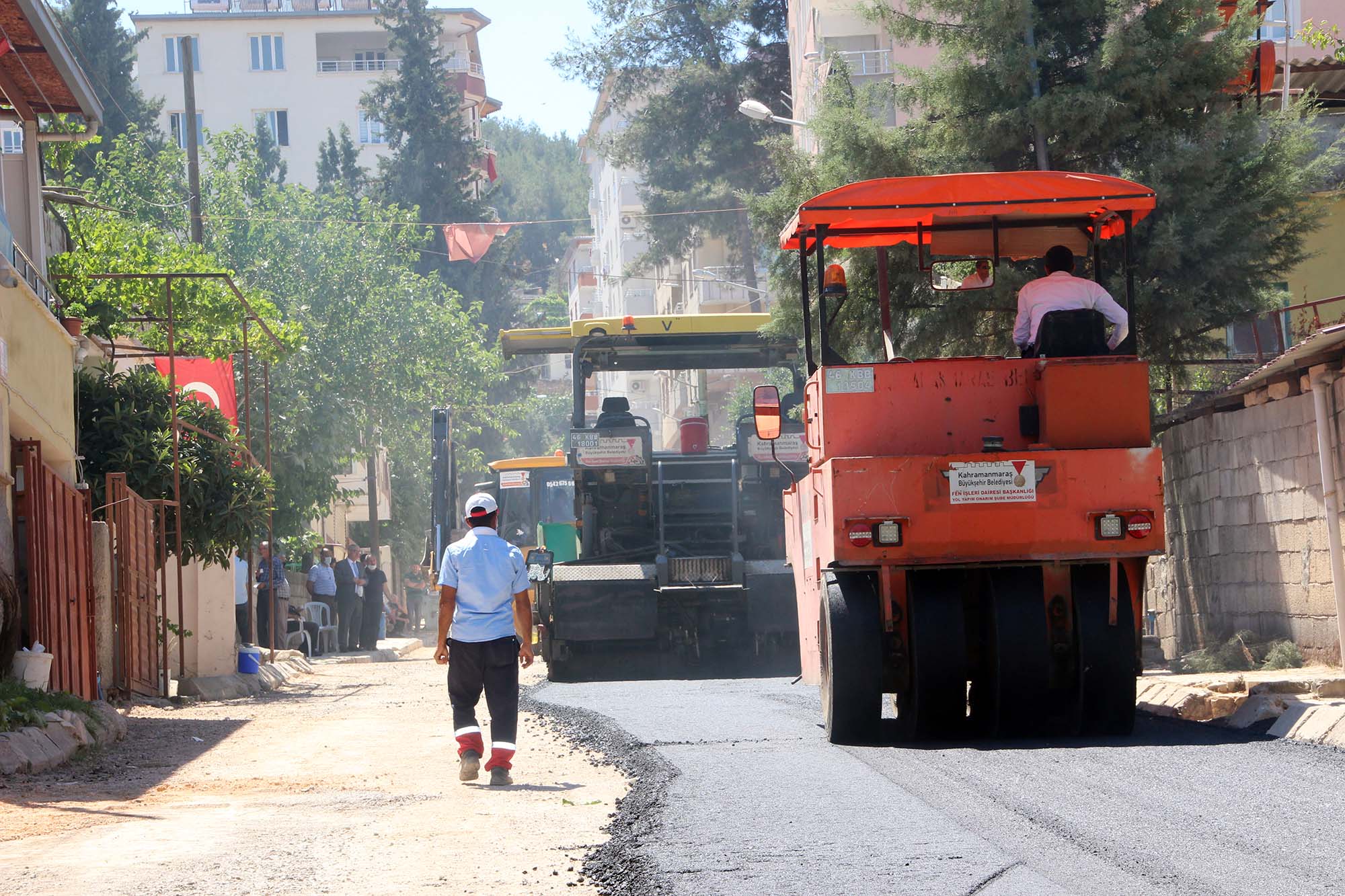 KMBB Menderes Mahallesine sıcak asfalt seriyor