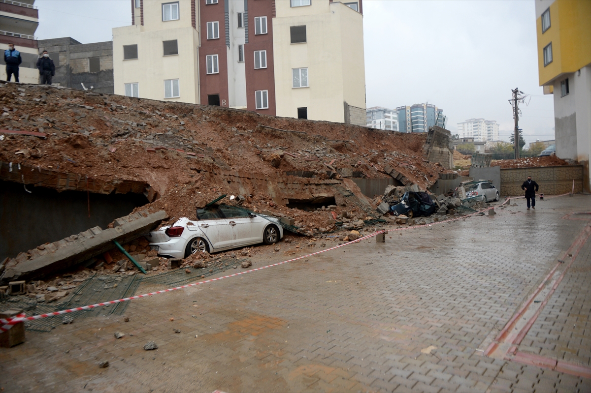 SİTENİN İSTİNAT DUVARI ÇÖKTÜ, 3 ARAÇ HURDAYA DÖNÜŞTÜ