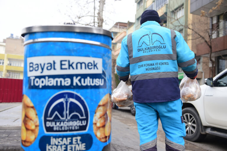 DULKADİROĞLU BELEDİYE PERSONELLERİNDEN YABAN HAYVANLARINA YİYECEK