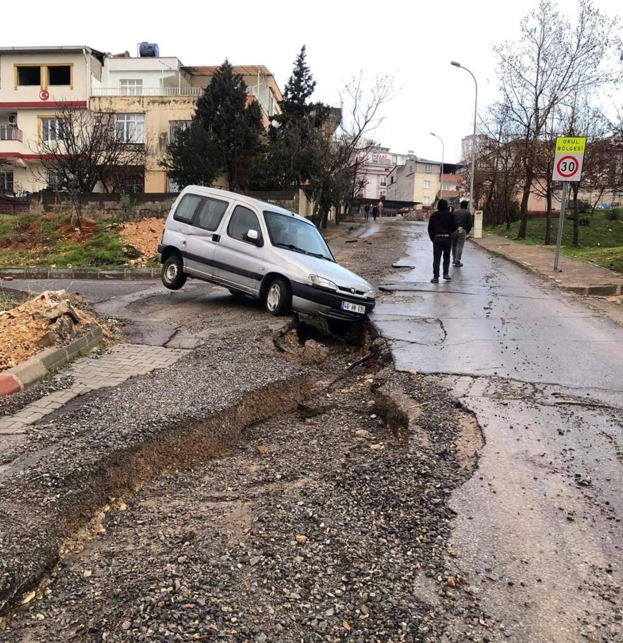 YAĞMUR YOLU BOZDU HAYATI FELÇ ETTİ