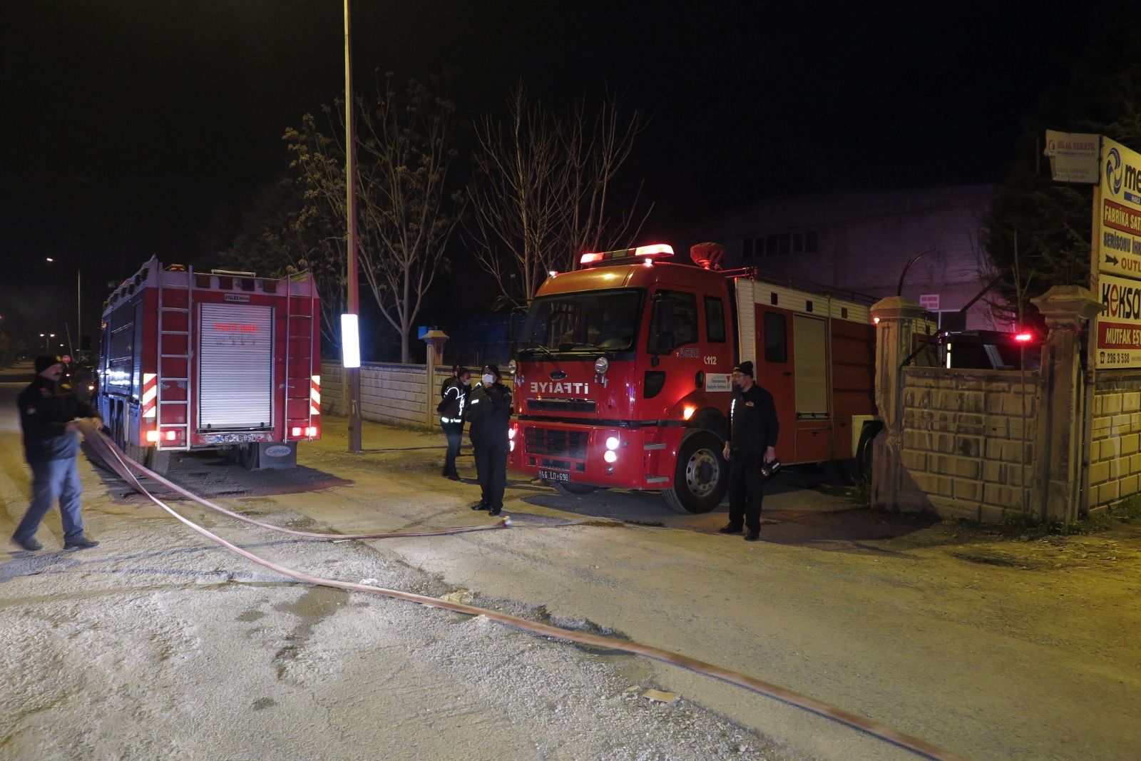 TEKSTİL FABRİKASININ DEPOSUNDA ÇIKAN YANGIN KORKUTTU