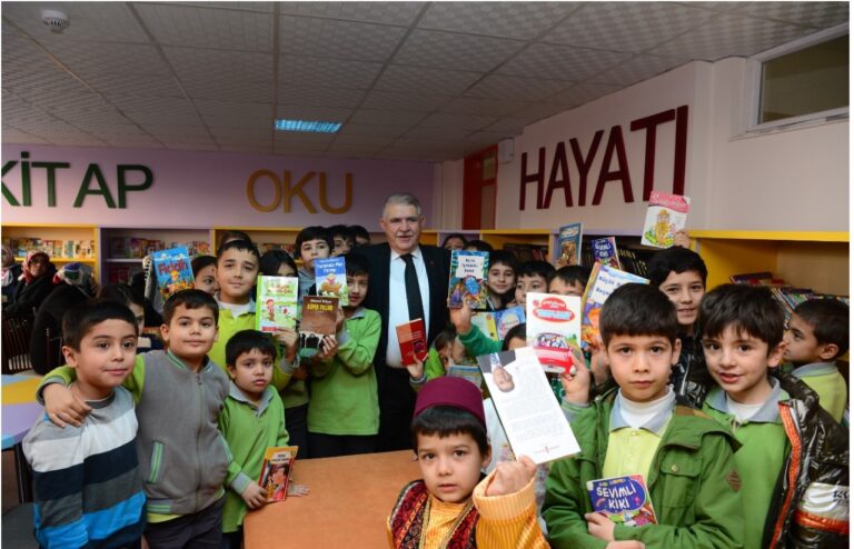 KİTAP OKURLARINI KİTAPLA ÖDÜLLENDİRİYOR