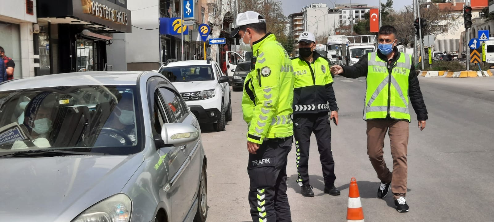 TRAFİKTE MASKE, CEP TELEFONU VE EMNİYET KEMERİ DENETİMİ