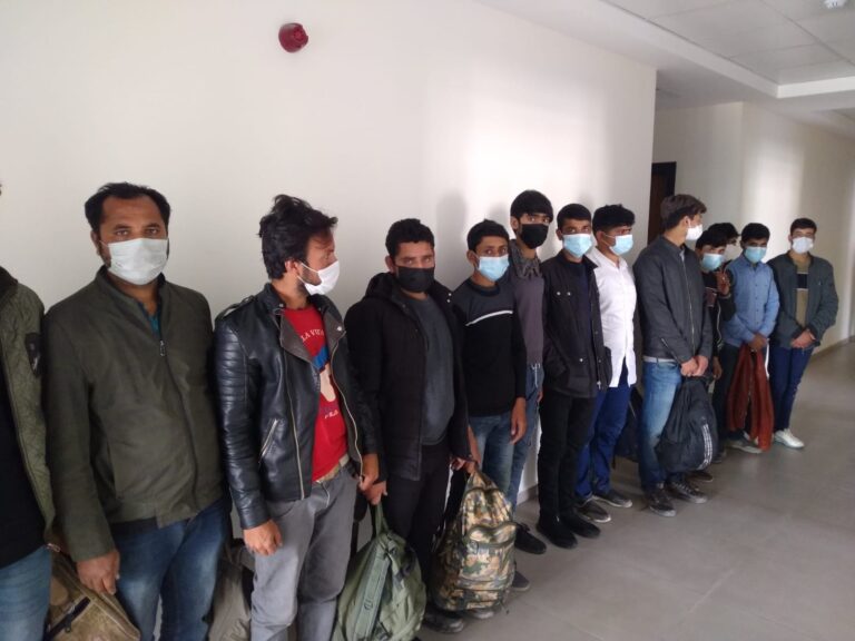 13 KAÇAK GÖÇMEN YAKALANDI