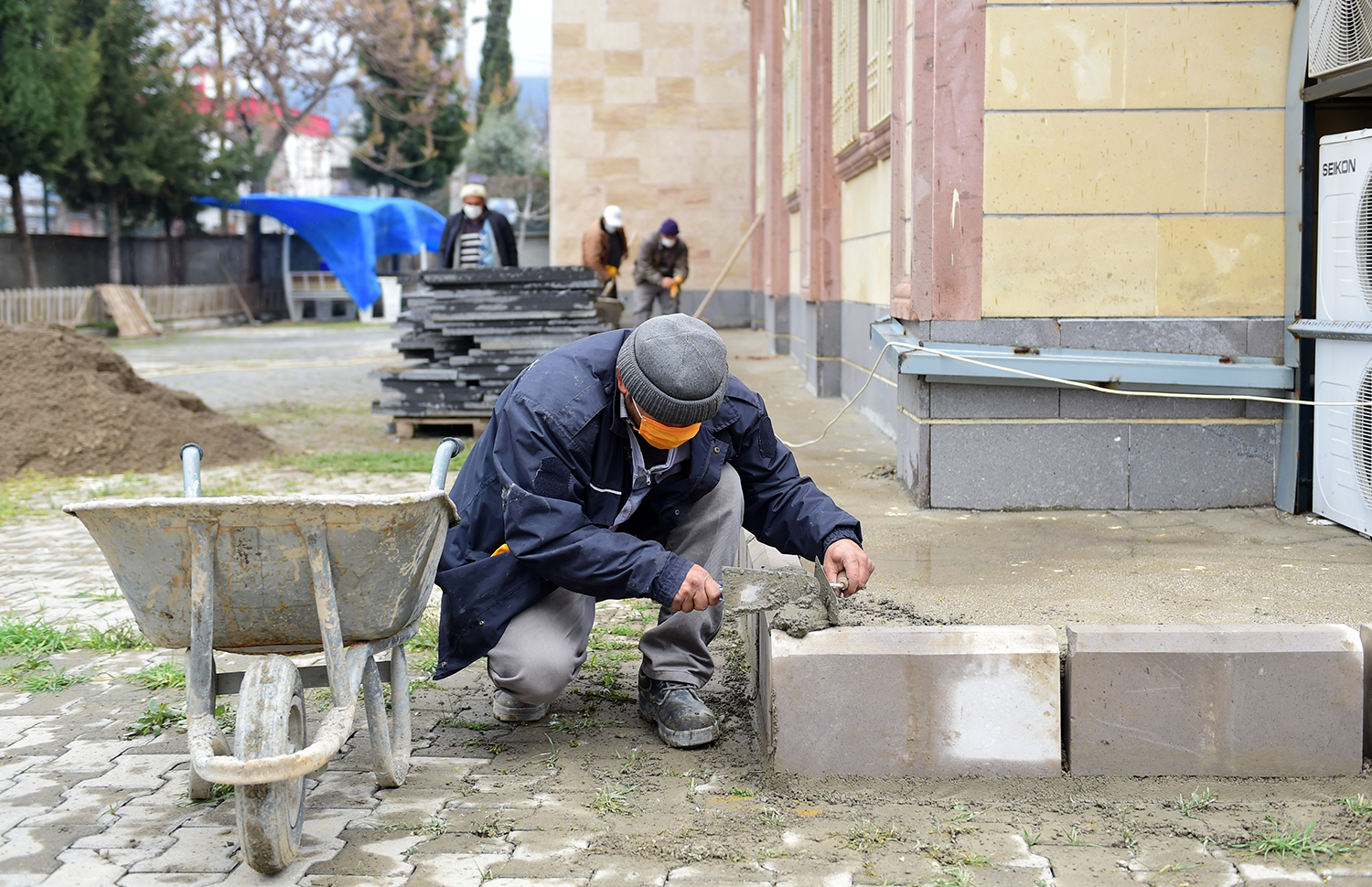 DULKADİROĞLU’NDAN CAMİ BAHÇELERİNE DÜZENLEME