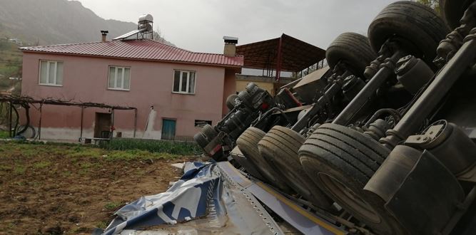 TIR, YÜKSEKTEN EVİN YAKININA UÇTU