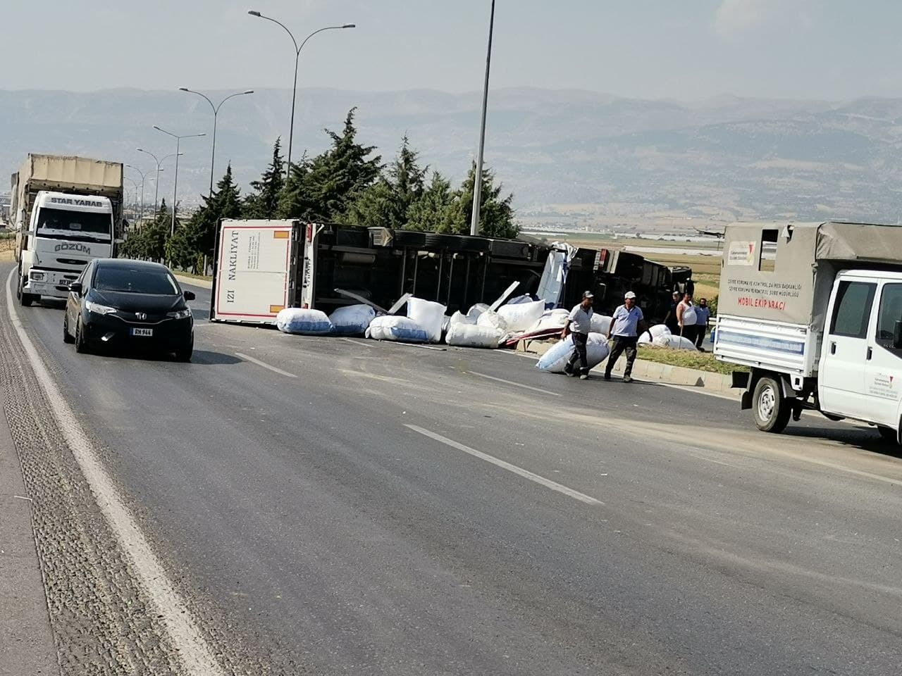 Kahramanmaraş’ta pamuk yüklü tır devrildi