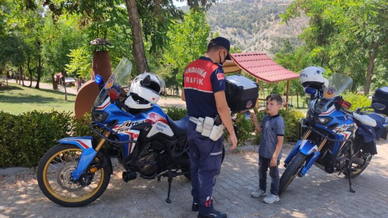 Kaybolan çocuğu jandarma ekipleri ailesine teslim etti