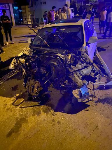 Afşin’de lüks otomobil paramparça oldu: 3 yaralı