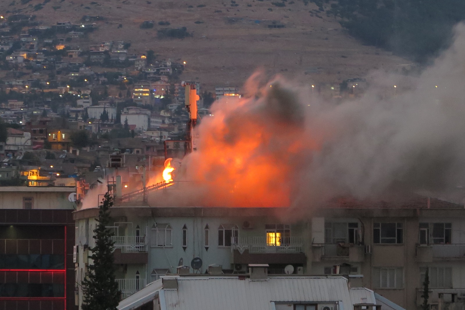 Kahramanmaraş’ta Apartmanın Çatı Katı Alev Alev Yandı