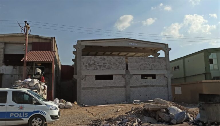 Yüksek gerilim hattına kapılan işçi öldü