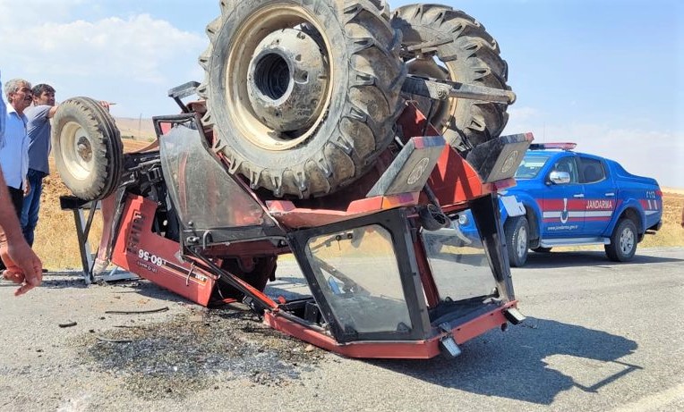 Traktörün kabini  hayatını kurtardı