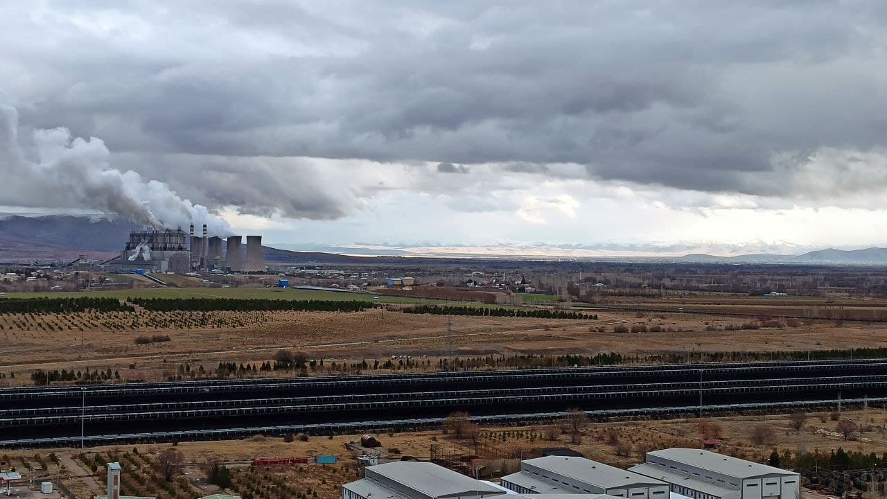 İş makinesi 40 metre yükseklikten aşağı yuvarlandı