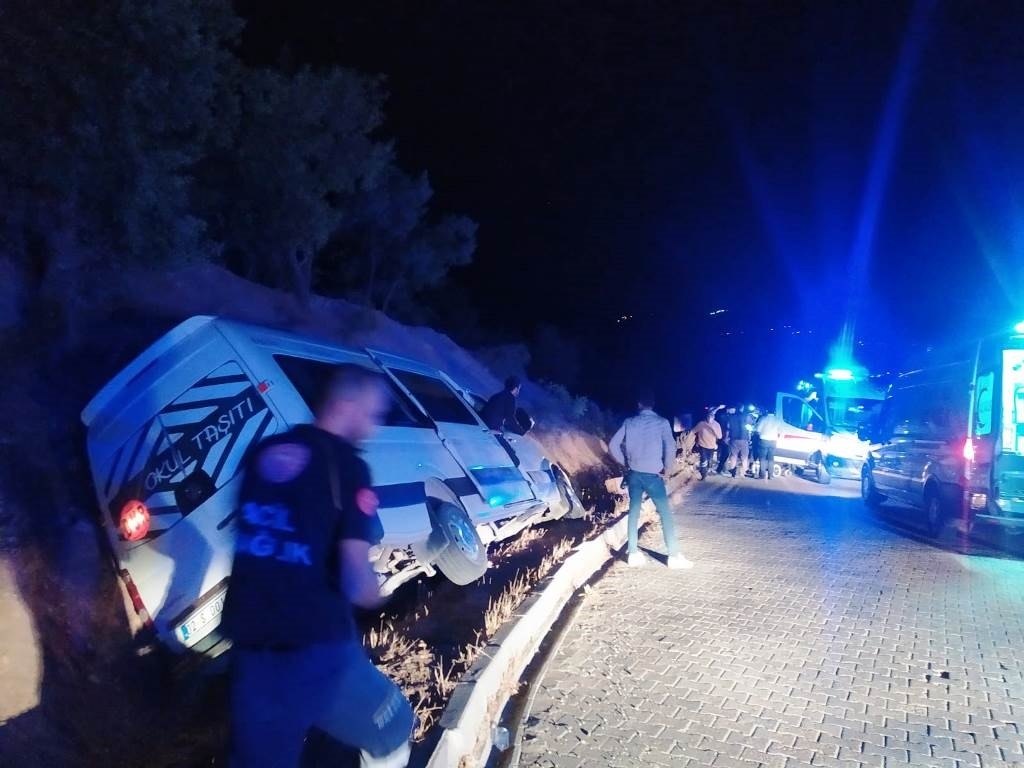 Üniversite öğrencilerinin içinde bulunduğu minibüs devrildi: 10 yaralı
