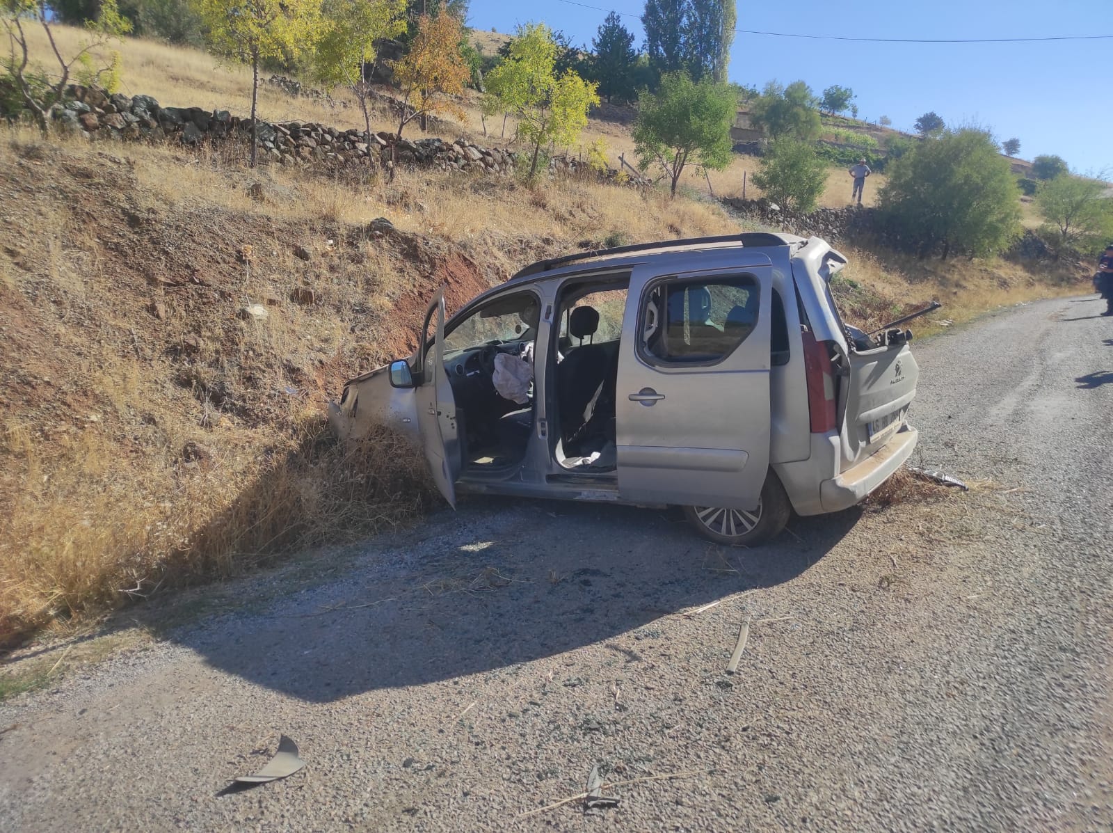 Kahramanmaraş’ta aracıyla toprak zemine çarptı: 3 yaralı