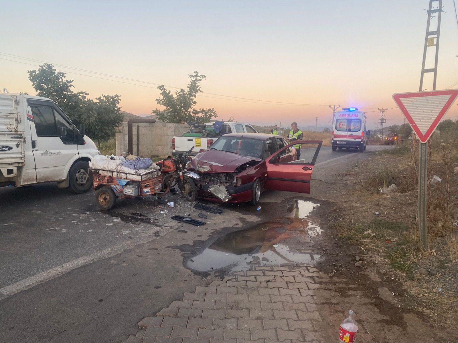 Otomobil ile sepetli motosiklet kafa kafaya çarpıştı: 2 yaralı