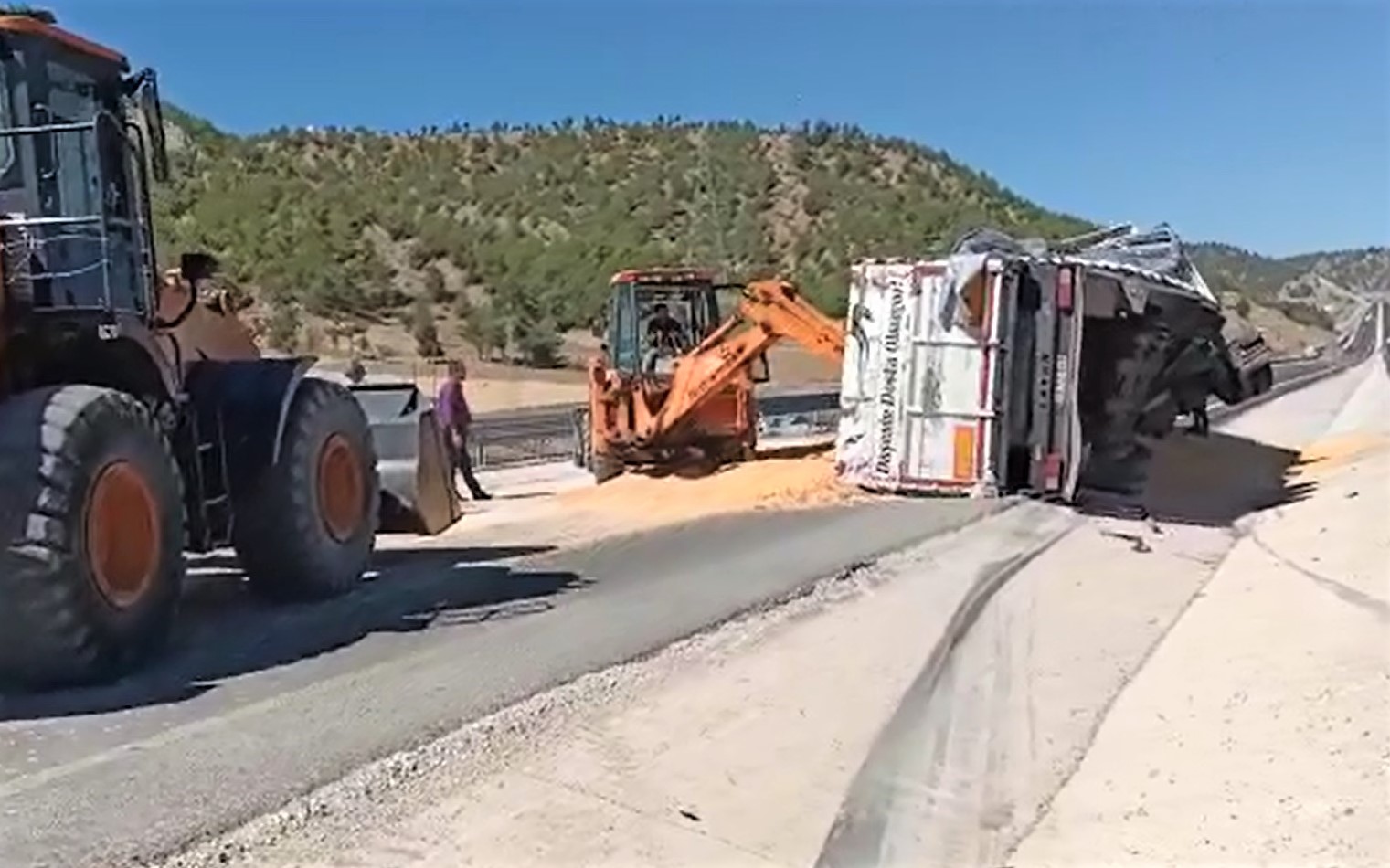 Hububat yüklü tırın dorsesi yan yattı