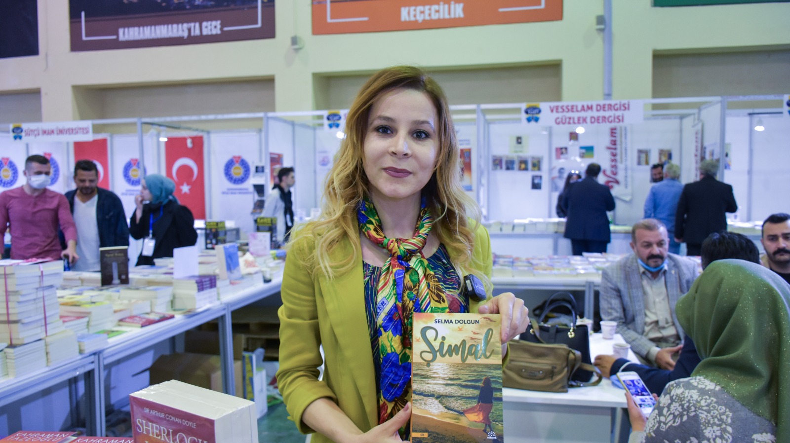 Şair ve Yazar Selma Dolgun kitap fuarında Şimal’i imzaladı!