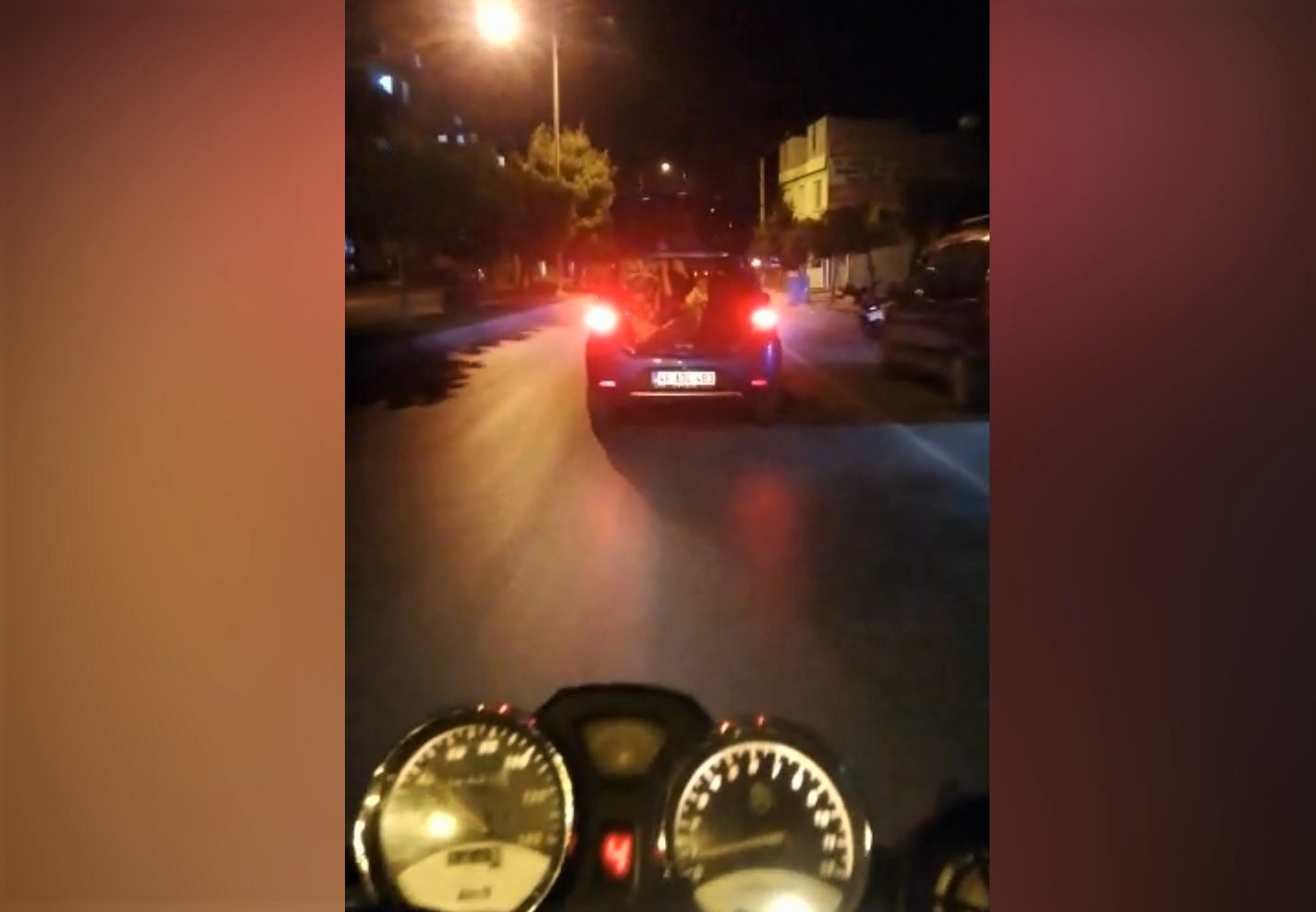 Trafikte tehlikeli yolculuk kask kamerasında