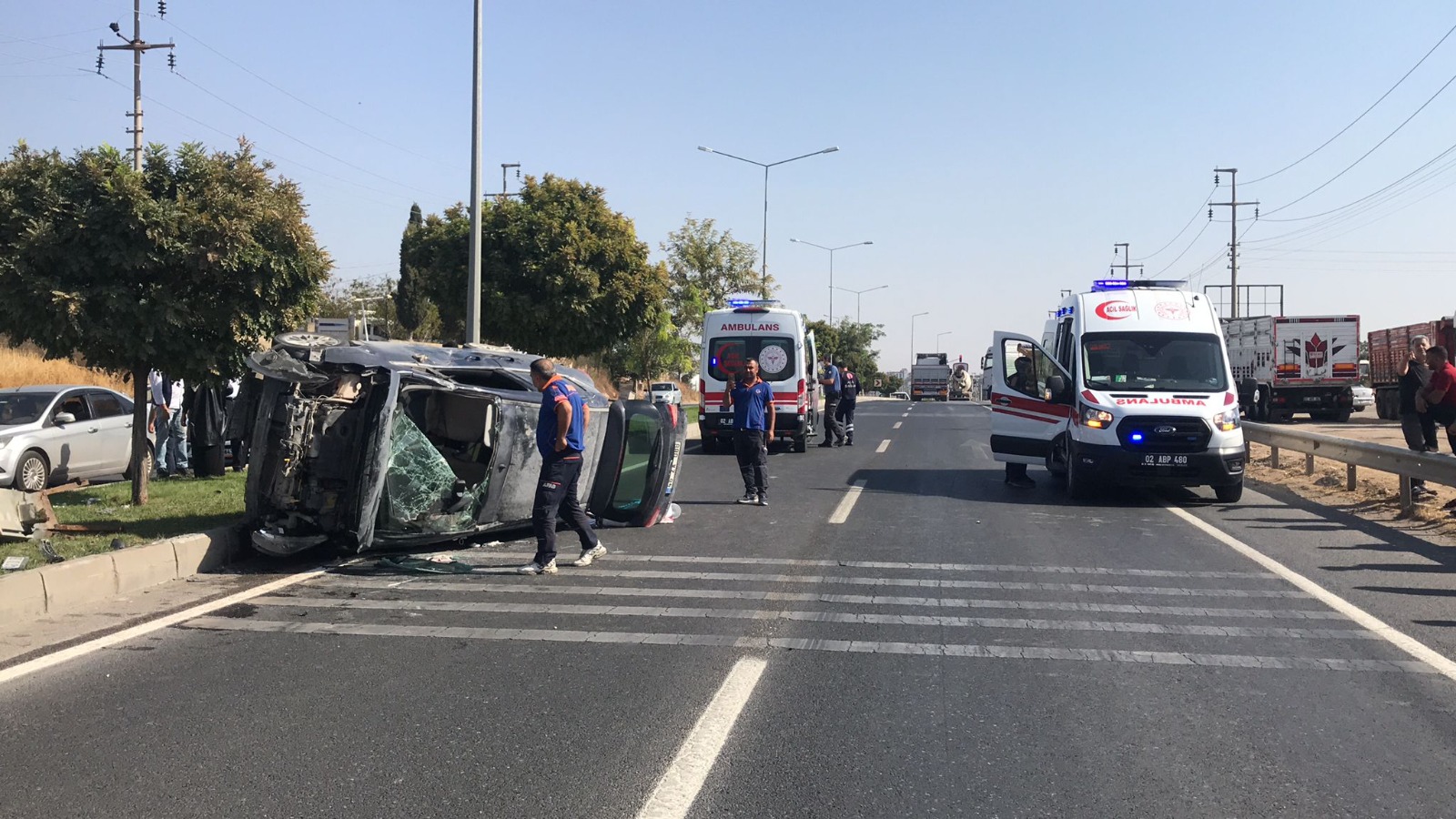 Otomobille çarpışan hafif ticari araç yan yattı: 5 yaralı