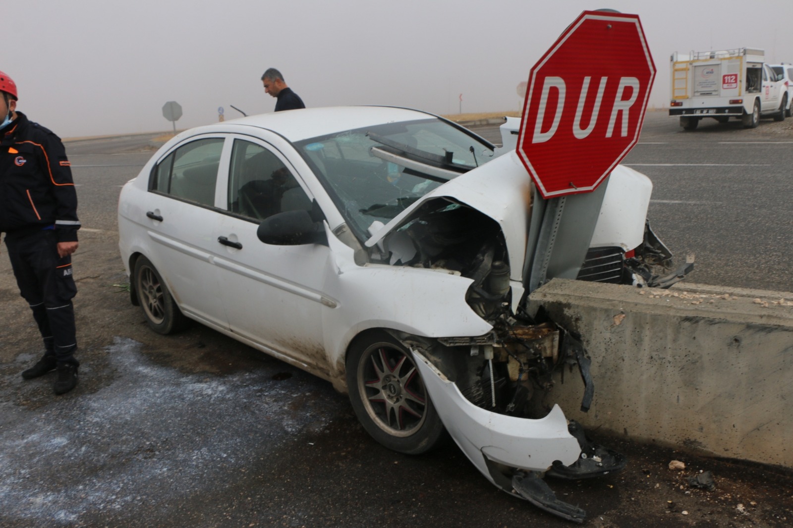 Otomobil beton bariyerlere çarptı: 1 ölü, 5 yaralı