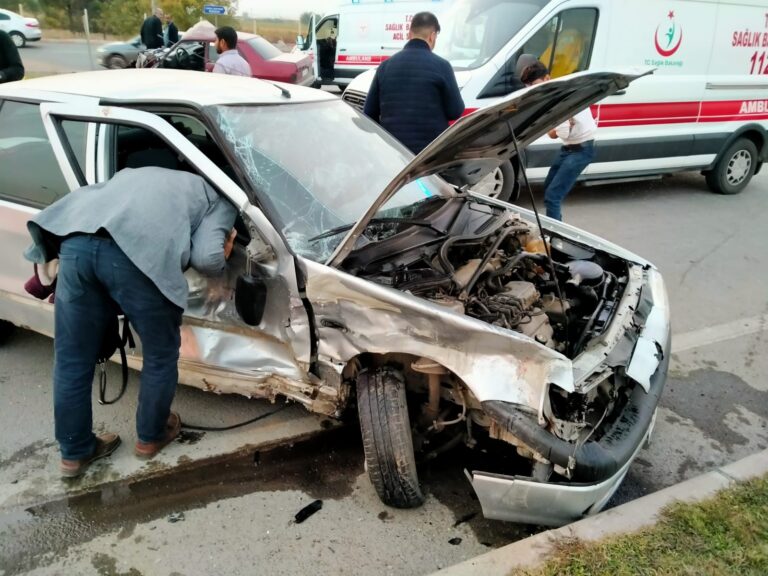 Kahramanmaraş’ta iki otomobil çarpıştı: 8 yaralı