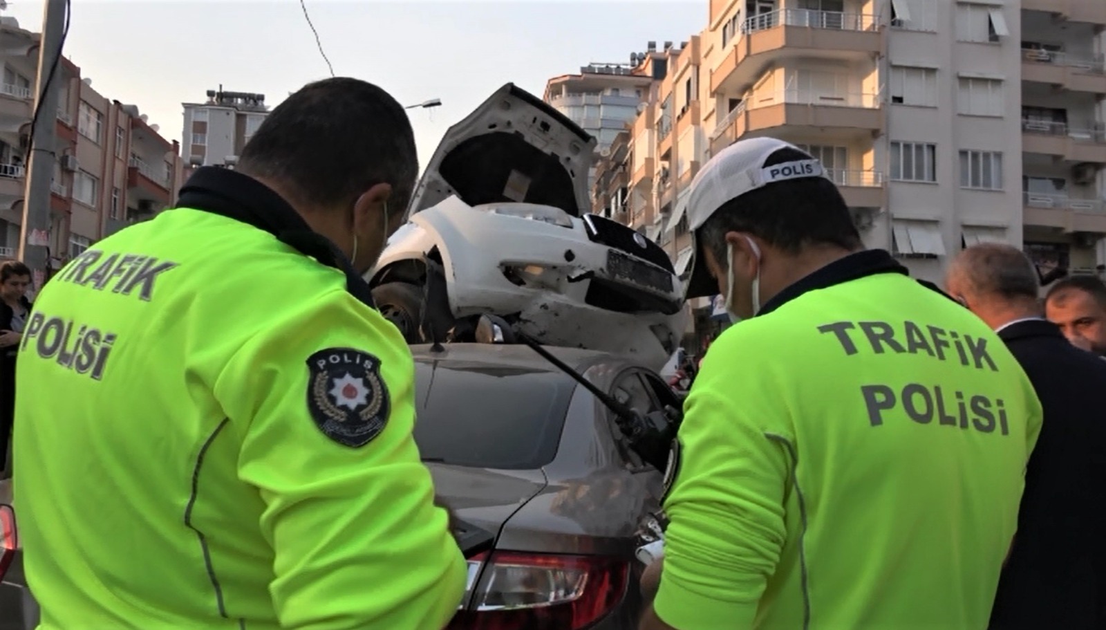 Hızını alamayan otomobil karşı şeritteki otomobilin üzerine düştü