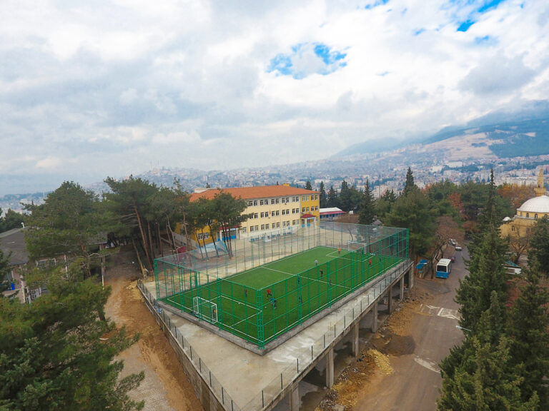 ALTI PAZAR YERİ, ÜSTÜ HALI SAHA