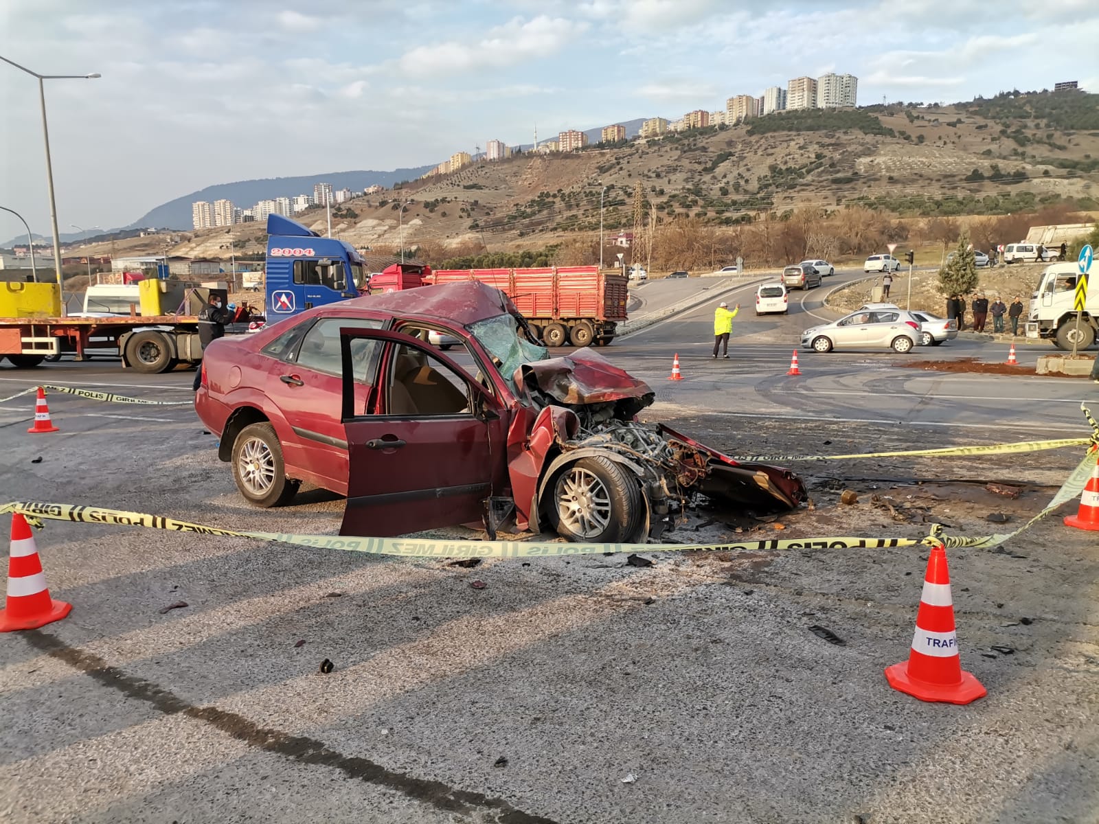 otomobil ile hafriyat kamyonu çarpıştı:  2 ölü