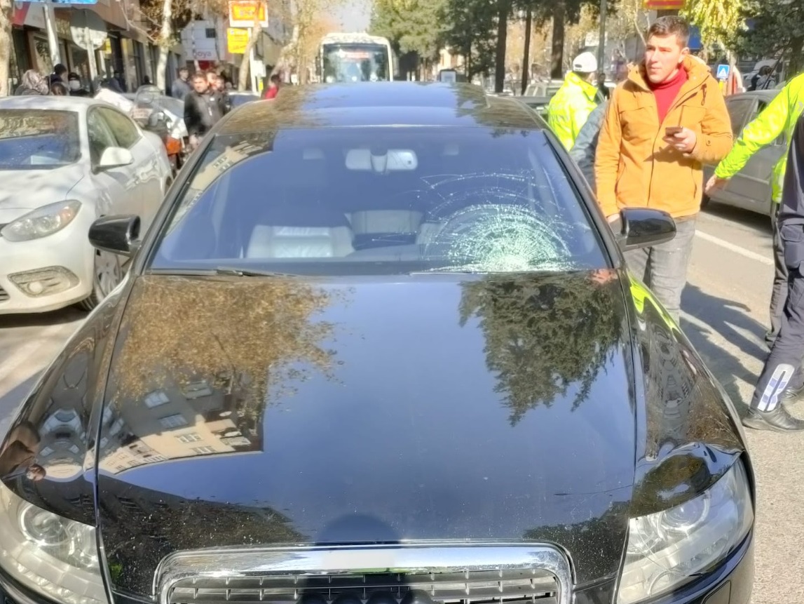 Yola koşarak fırlayan çocuğa otomobil çarptı