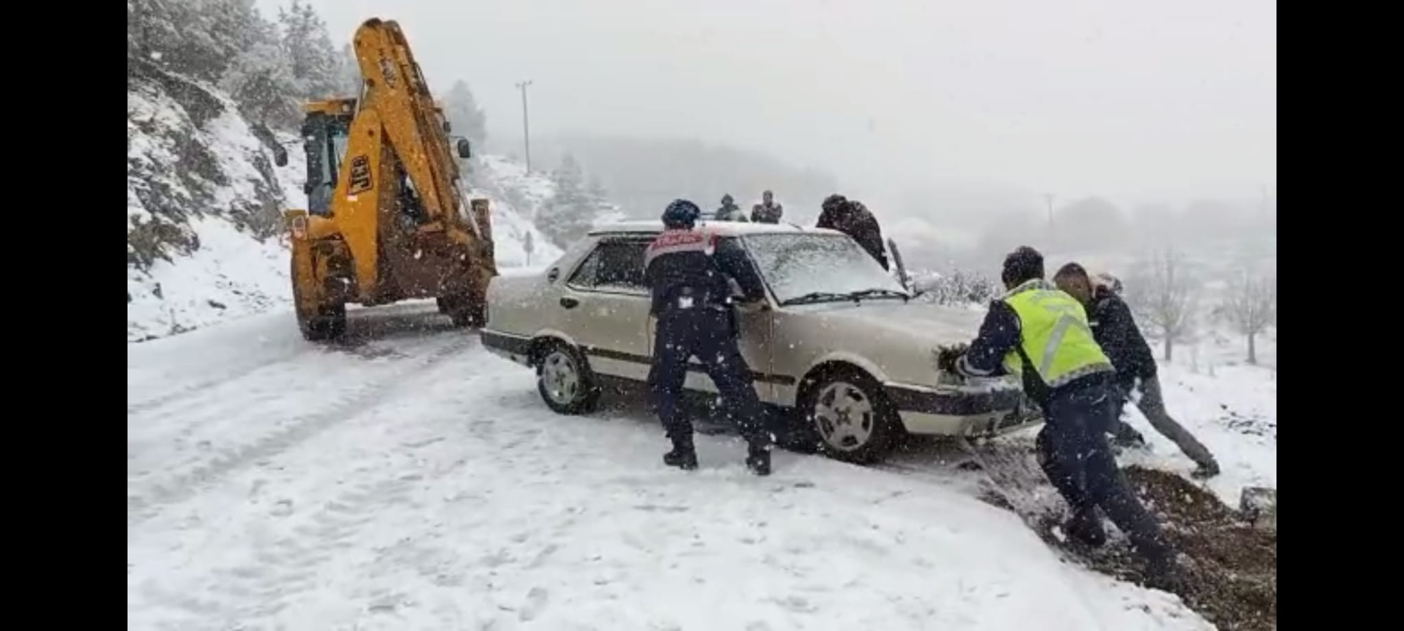 Öğrencilerin ve sürücülerin yardımına jandarma yetişti