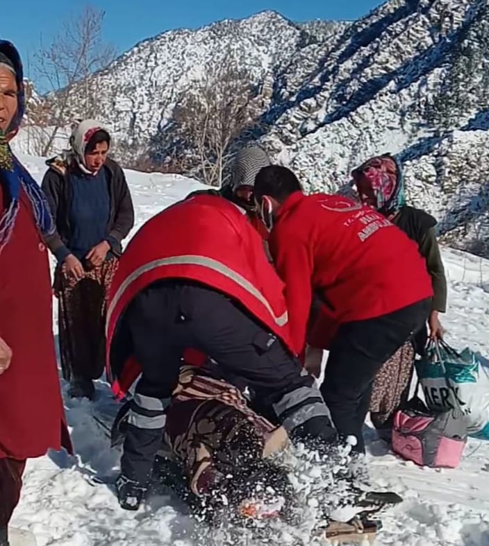 Hamile kadını hastaneye hava ambulansı yetiştirdi