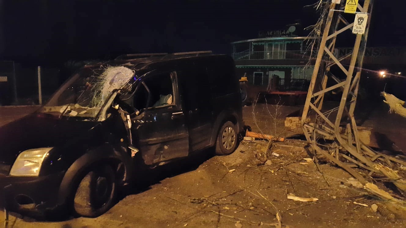 Hafif Ticari araç elektrik direğine çarptı: 2 yaralı