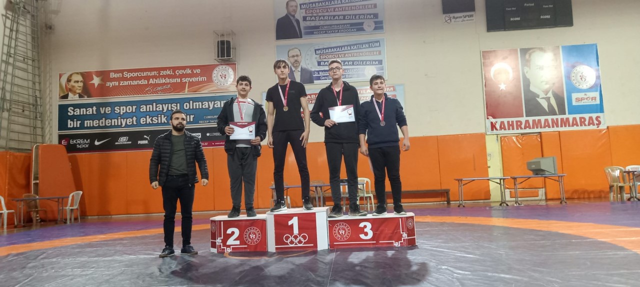 Erdem Bayazıt Anadolu Lisesi Sporda Başarıdan Başarıya Koşuyor