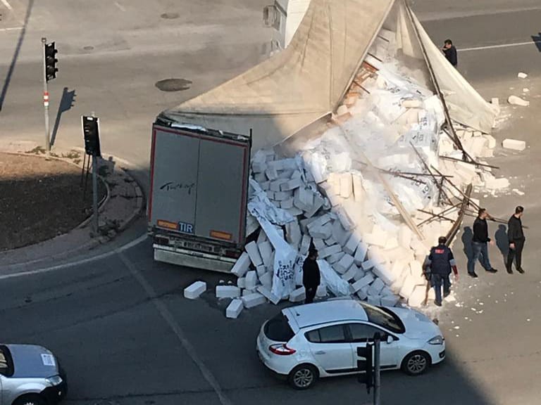 Tırın dorsesi taşıdığı yüke dayanamadı