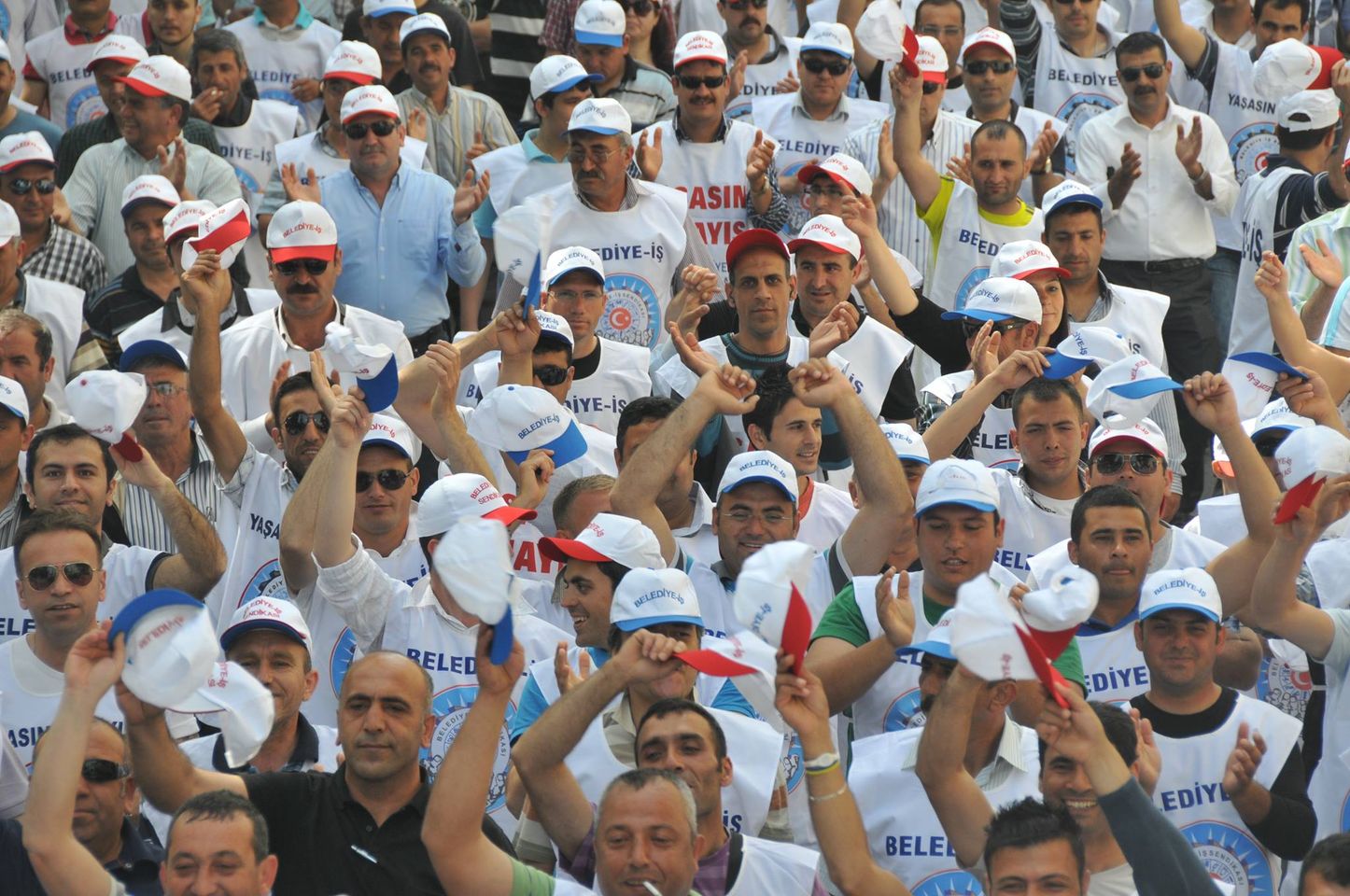 EMEKÇİLERİN YOLU BELEDİYE İŞ’E DOĞRU