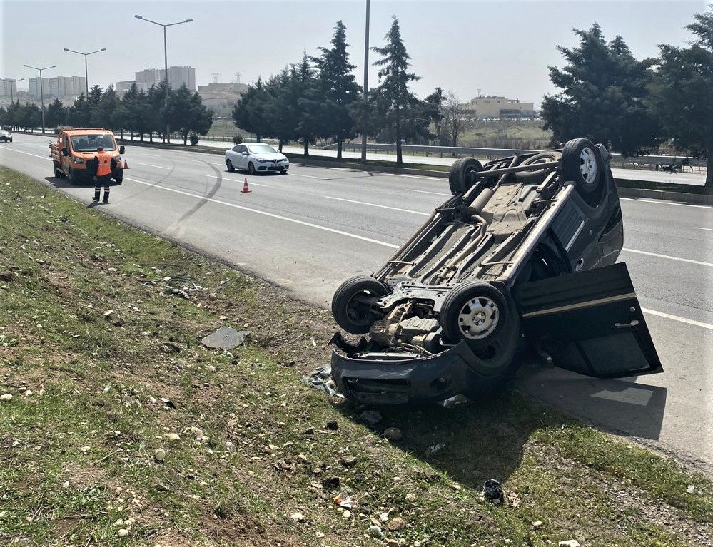 Kahramanmaraş’ta hafif ticari araç takla attı: 5 yaralı