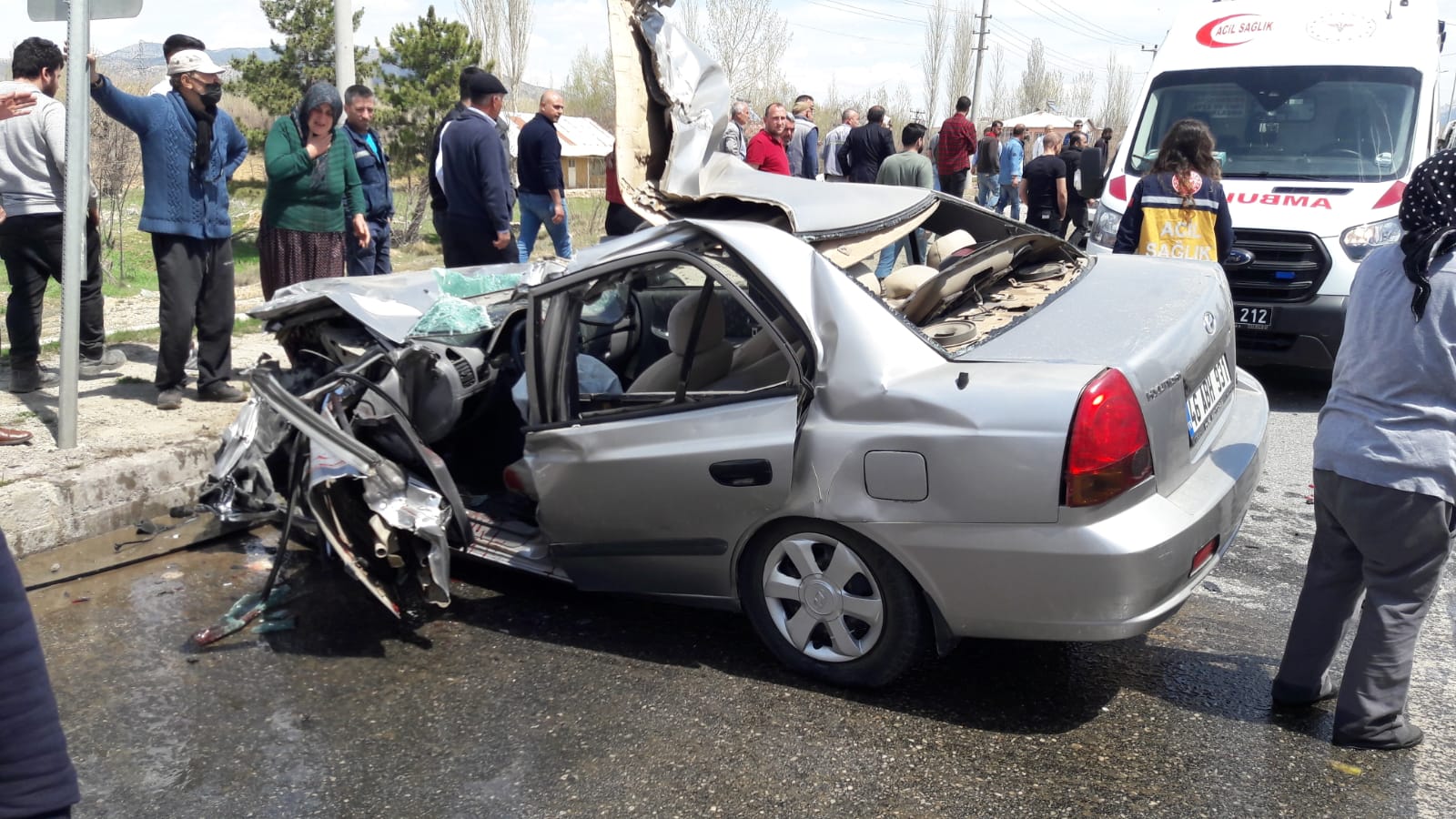 Temizlik aracıyla çarpışan otomobil paramparça oldu