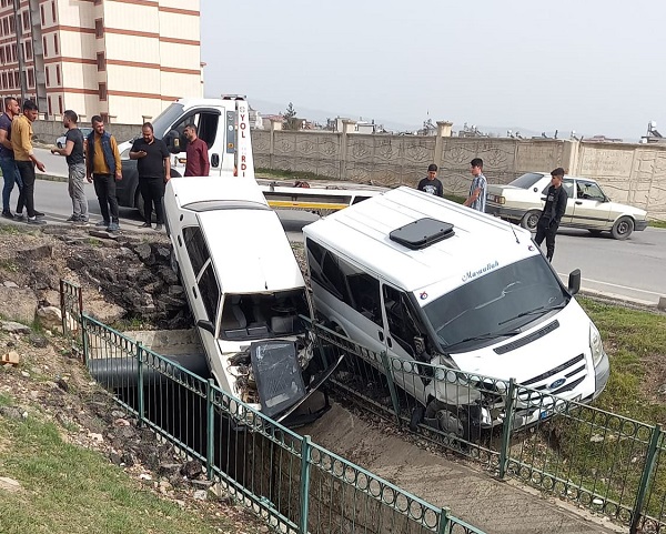 Trafik kazası sonrası otomobil su kanalı üzerinde askıda kaldı