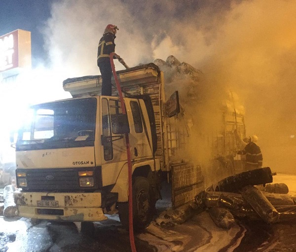 Kahramanmaraş’ta tekstil malzemesi yüklü kamyon yandı