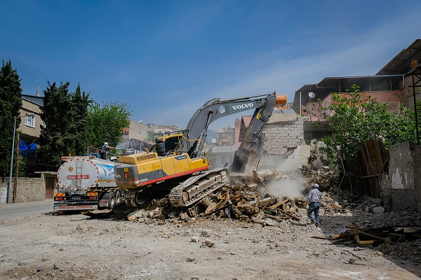 Dulkadiroğlu’nda Metruk binalar yıkılıyor
